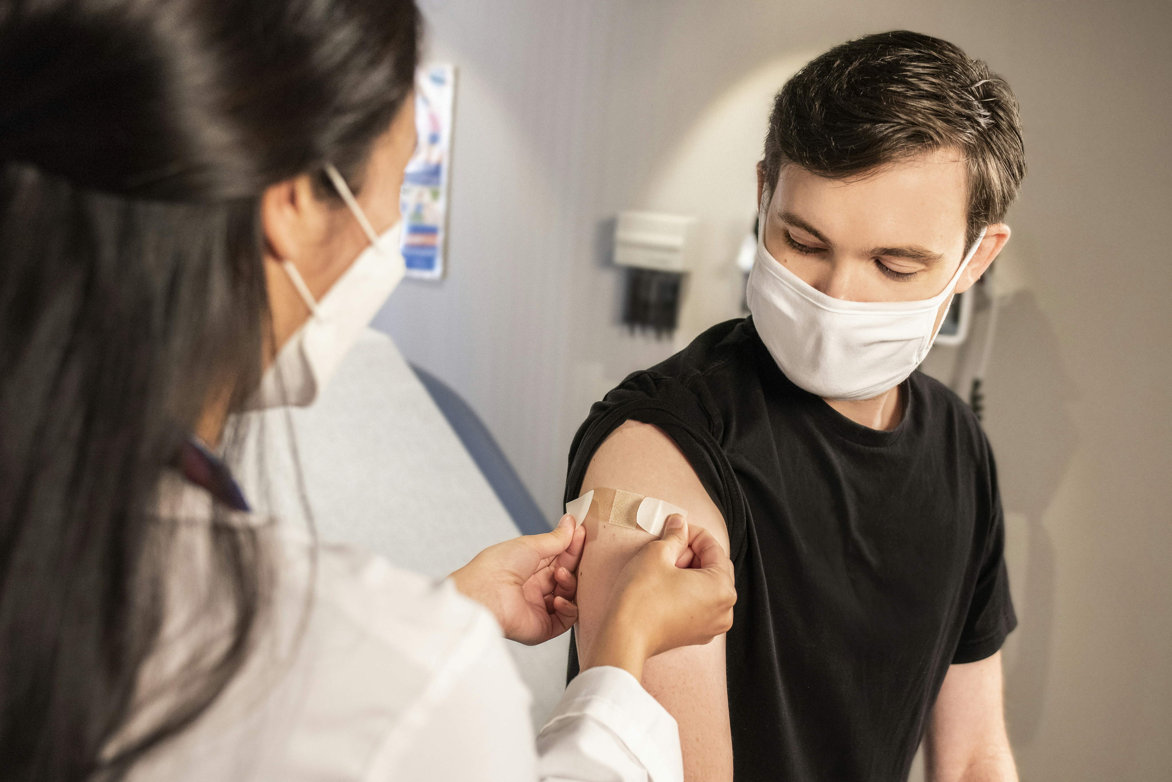 Profesional de salud aplicando una vacuna